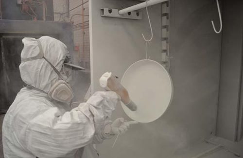 Pintando con pistola de pintura en polvo o electrostatica